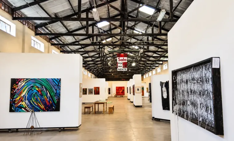 Sala con obras de arte en el Museo de Arte de Armenia y del Quindío MAQUI