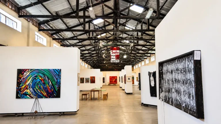 Sala con obras de arte en el Museo de Arte de Armenia y del Quindío MAQUI