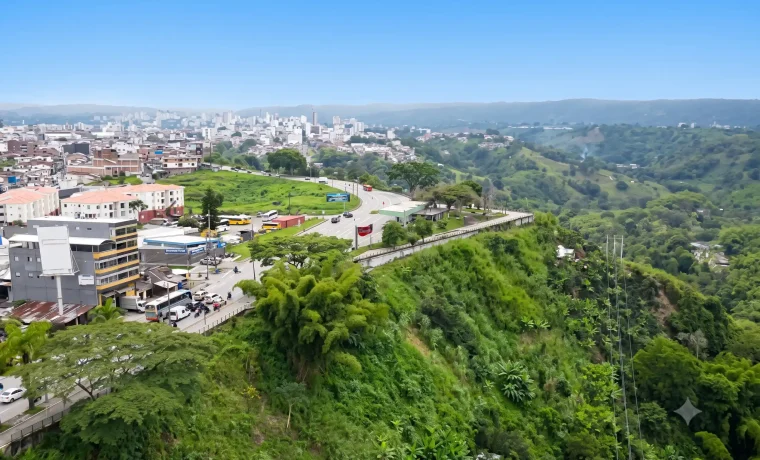 Panorámica urbana de Armenia y paisaje verde desde el Mirador de La Secreta