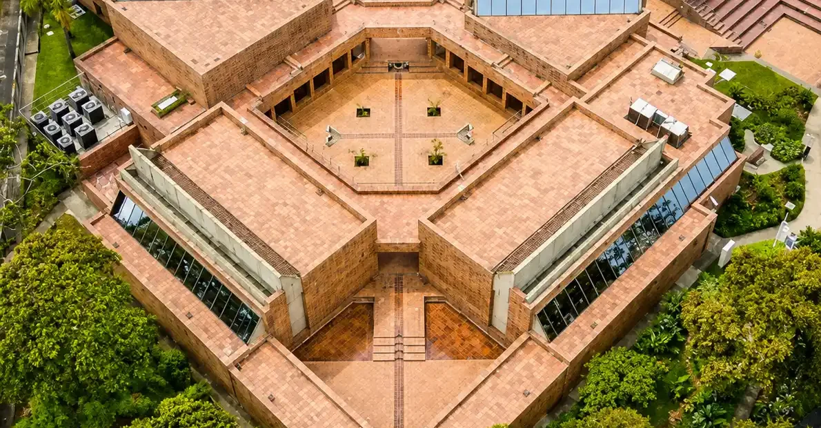 Vista aérea de la arquitectura de ladrillo del Museo del Oro Quimbaya en Armenia