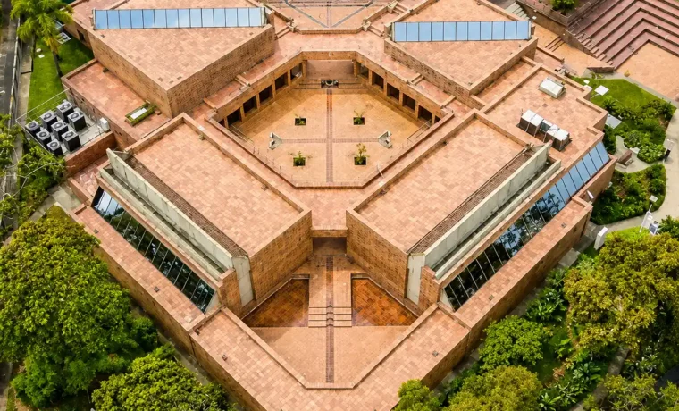 Vista aérea de la arquitectura de ladrillo del Museo del Oro Quimbaya en Armenia