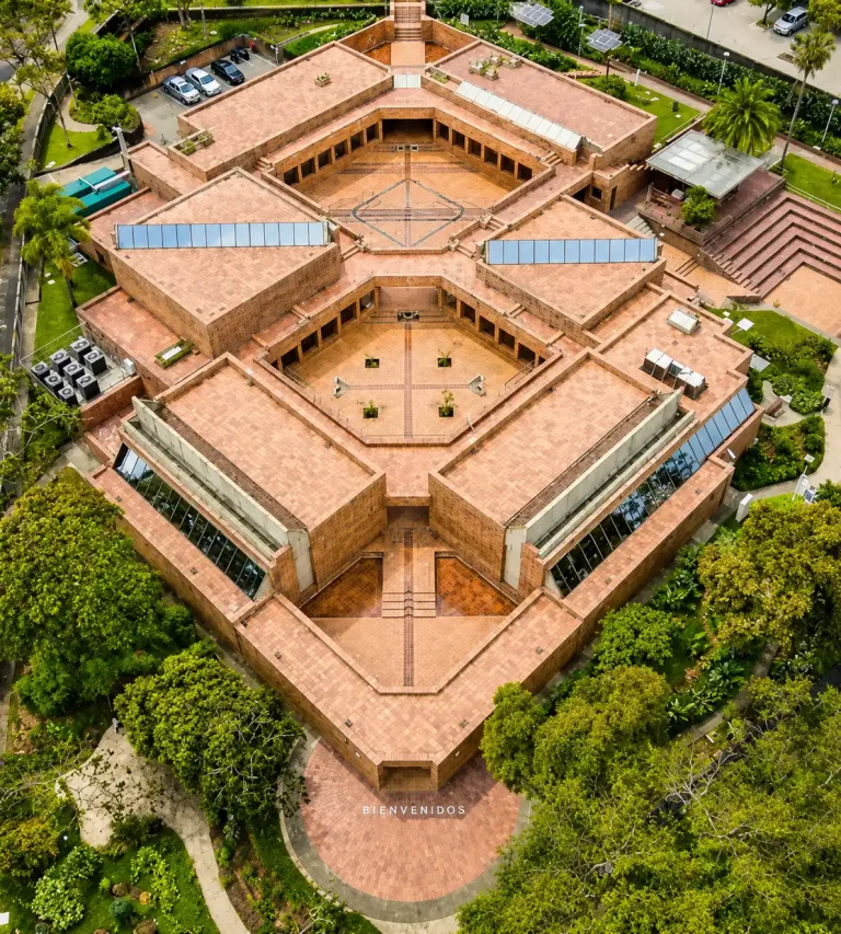 Vista aérea de la arquitectura de ladrillo del Museo del Oro Quimbaya en Armenia