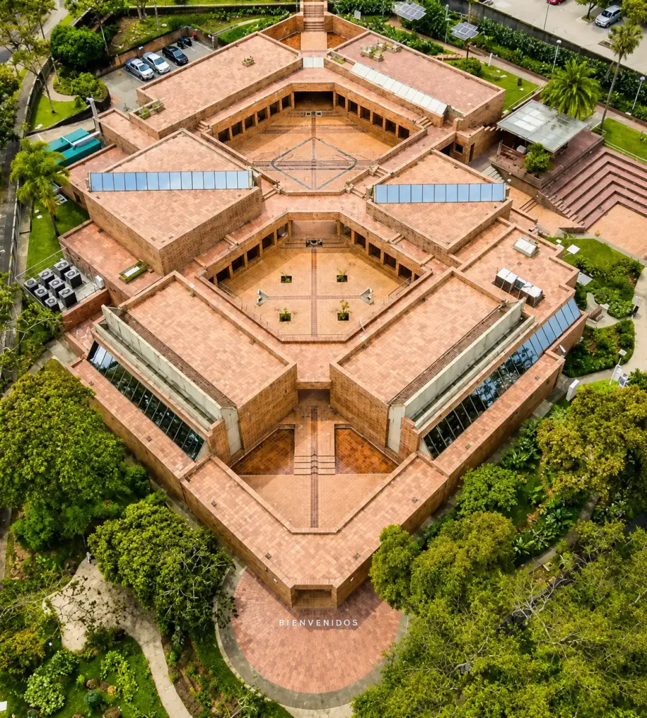 Vista aérea de la arquitectura de ladrillo del Museo del Oro Quimbaya en Armenia