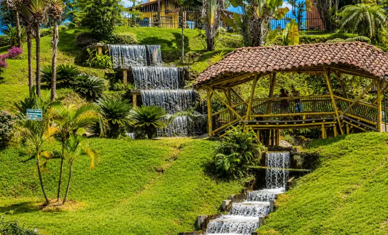 Cascadas, puente de guadua y jardines del Parque de la Vida en Armenia