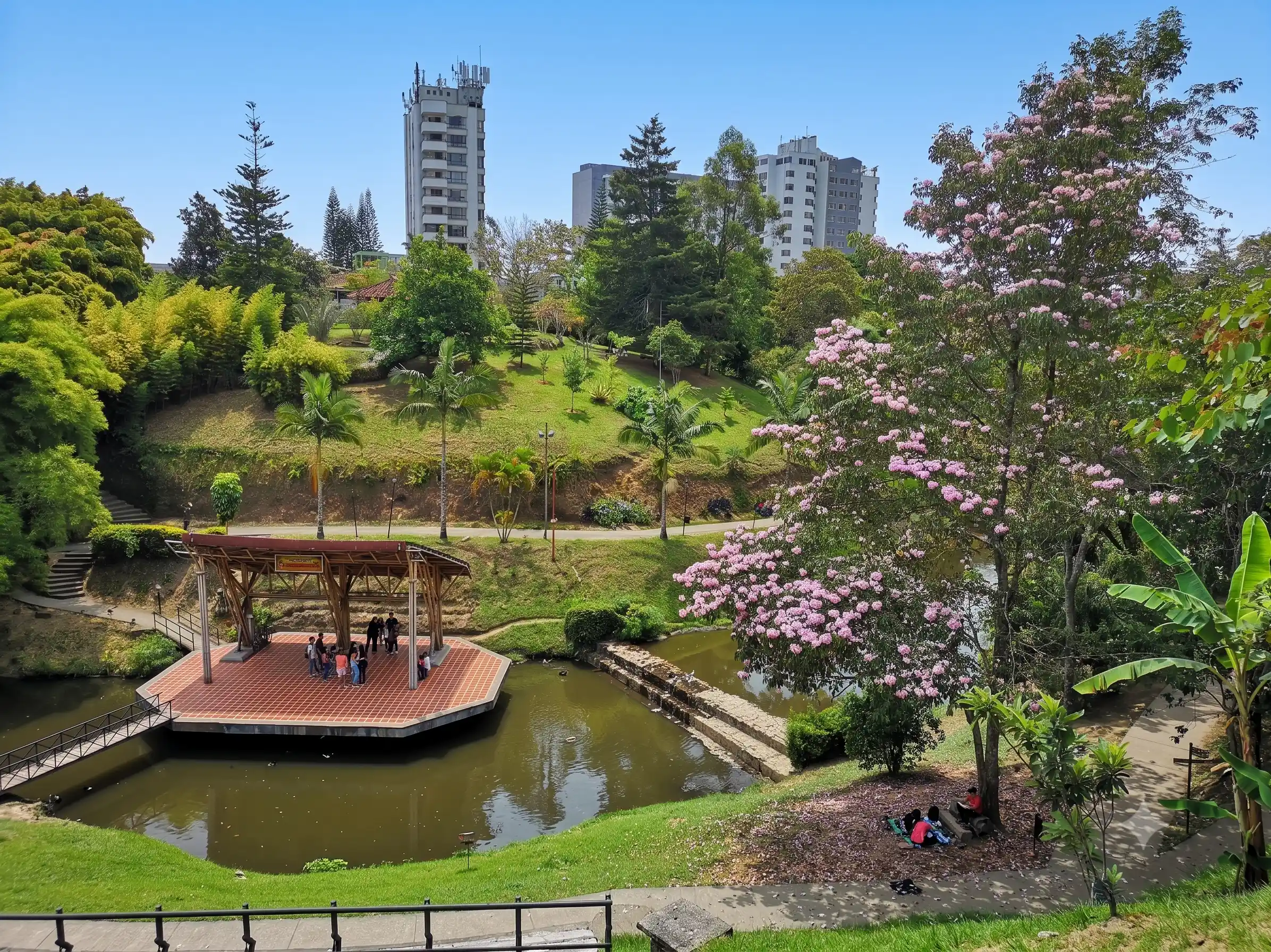 Lago, senderos, árboles floridos y zona verde del Parque de la Vida en Armenia