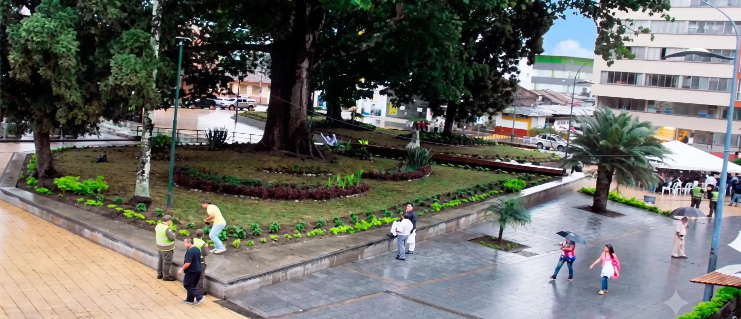 Árboles, jardines y espacio peatonal del Parque Sucre en el centro de Armenia