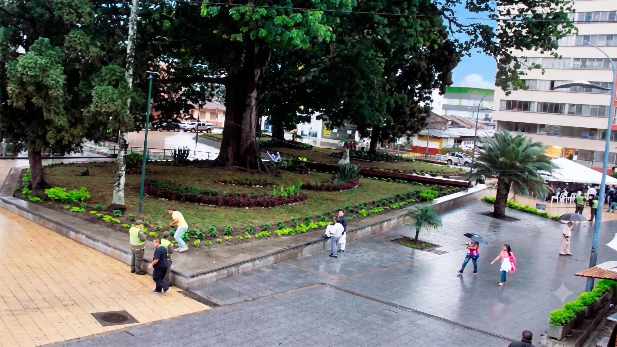 Árboles, jardines y espacio peatonal del Parque Sucre en el centro de Armenia