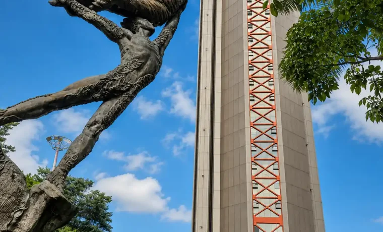 Monumento al Esfuerzo y edificio de la Gobernación en la Plaza de Bolívar de Armenia