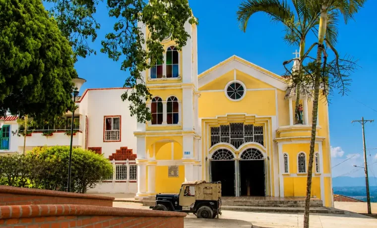 Iglesia principal amarilla y blanca de Buenavista con montanas al fondo