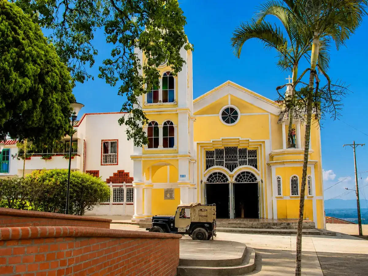 Iglesia principal amarilla y blanca de Buenavista con montanas al fondo