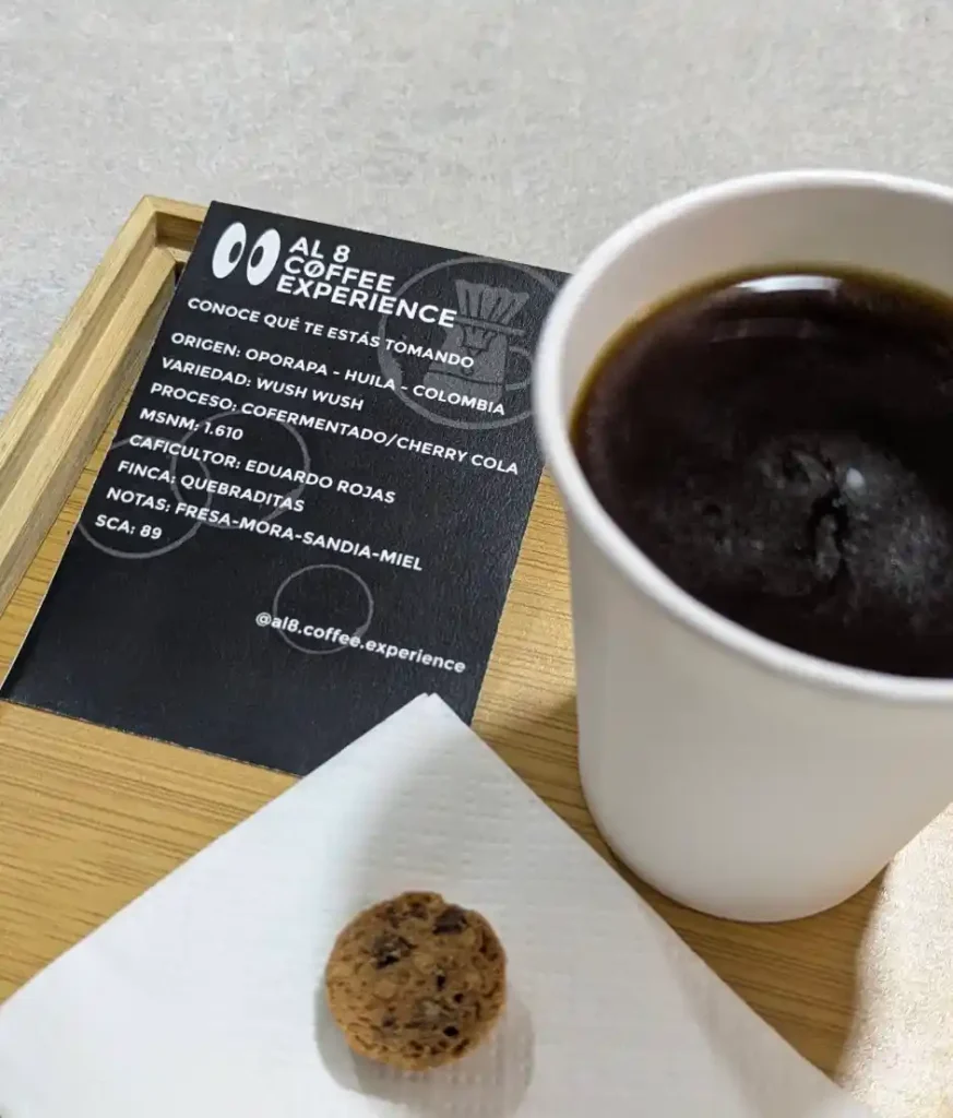 Taza de café de origen junto a su ficha de variedad y proceso en AL8 Coffee Experience de Calarcá