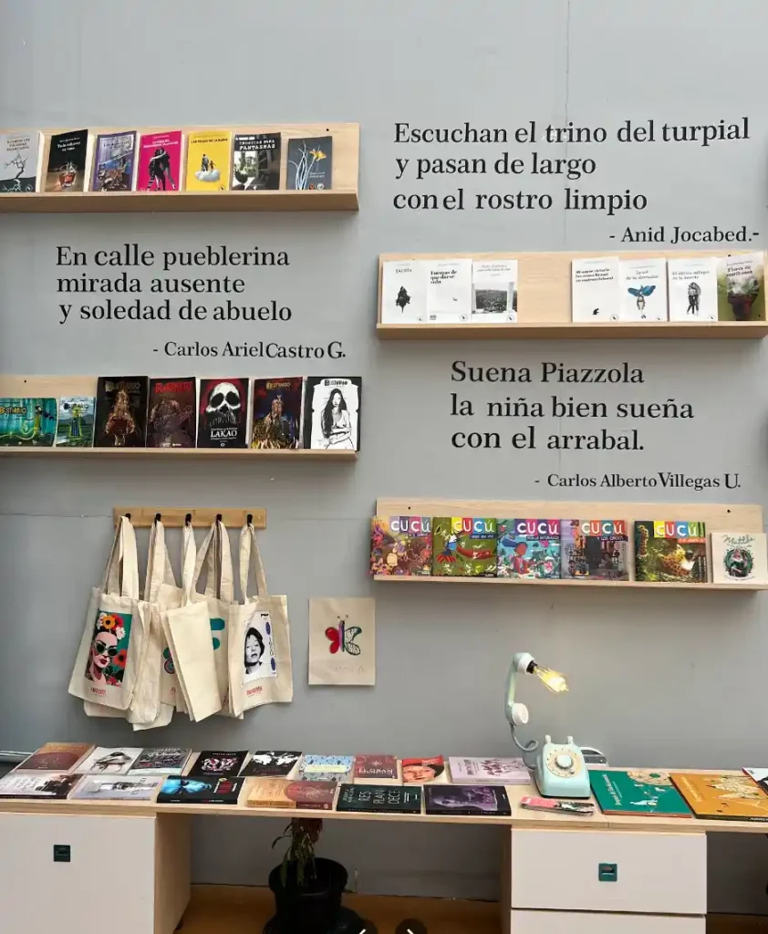 Estanterías con libros, revistas y frases literarias en Amaranta Libros-Café de Calarcá