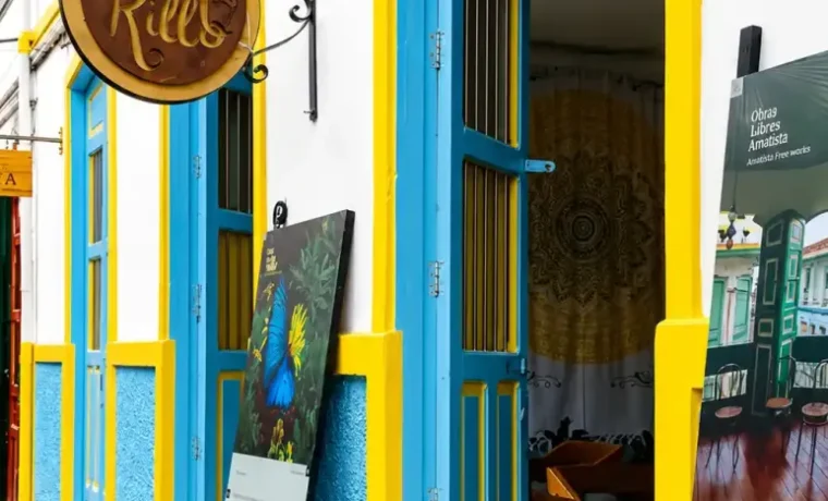 Entrada amarilla y azul de Amarillo Bistro en la Calle 40 de Calarca