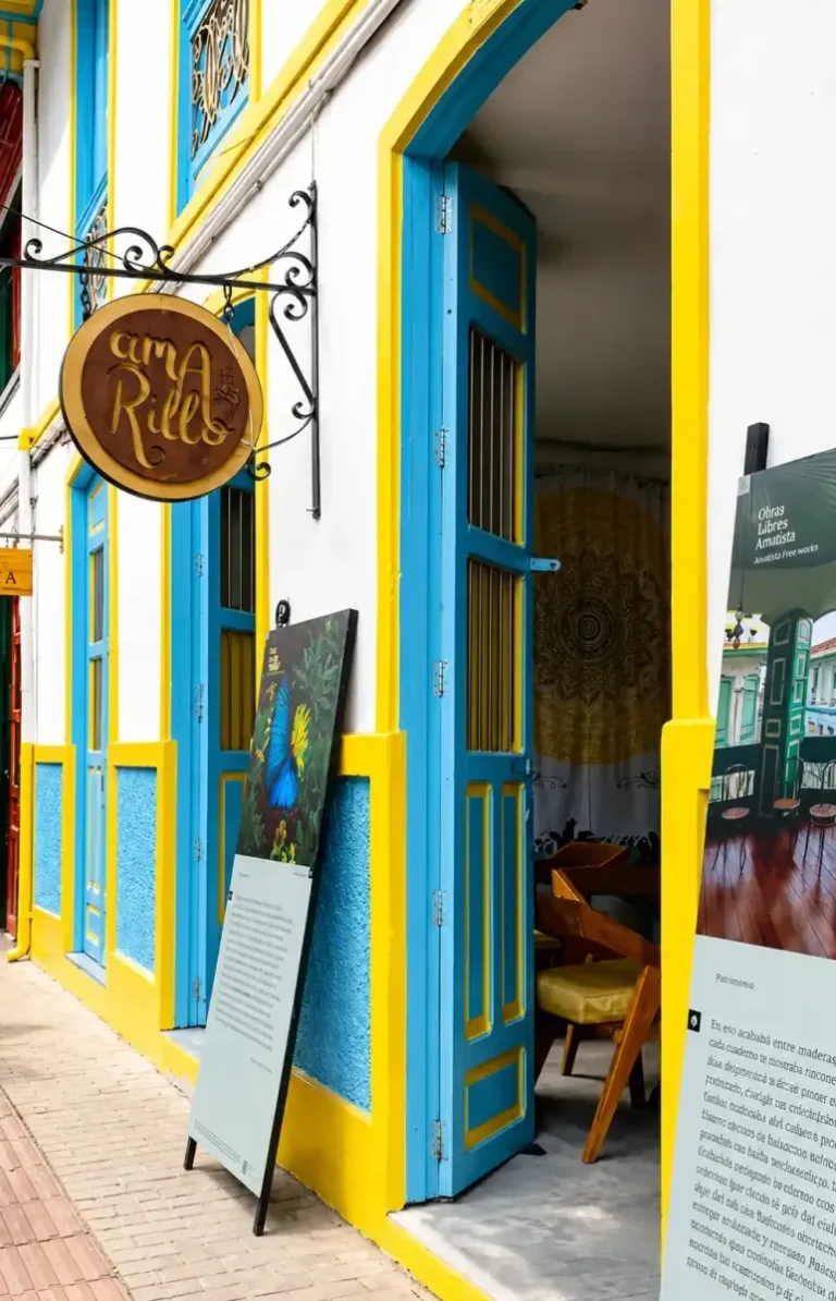 Entrada amarilla y azul de Amarillo Bistro en la Calle 40 de Calarca