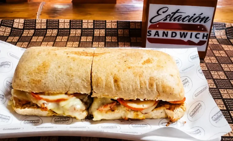 Sandwich caliente servido sobre papel de Estacion Sandwich en Calarca