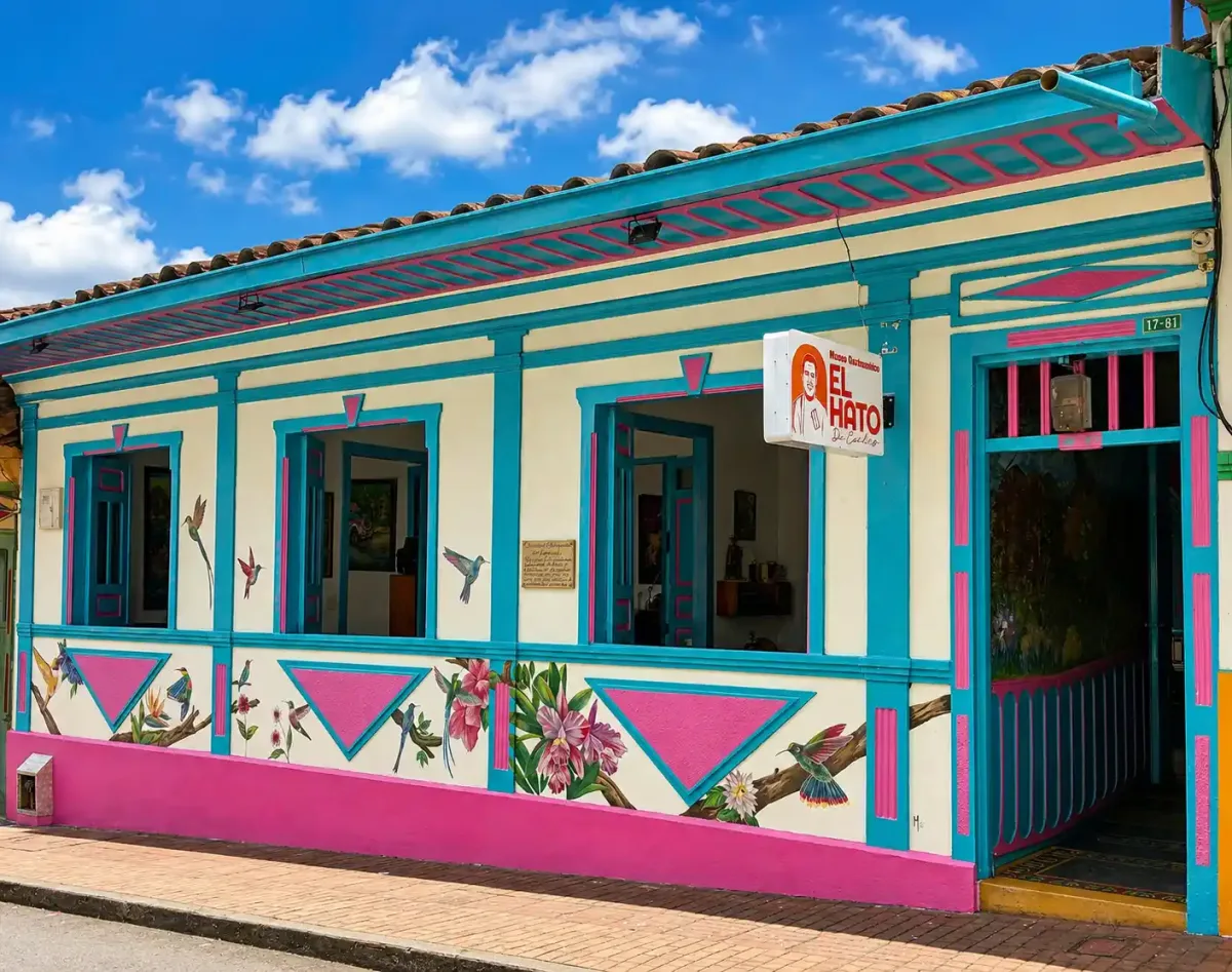 Fachada colorida de arquitectura tradicional del Restaurante El Hato de Evelio en Calarcá