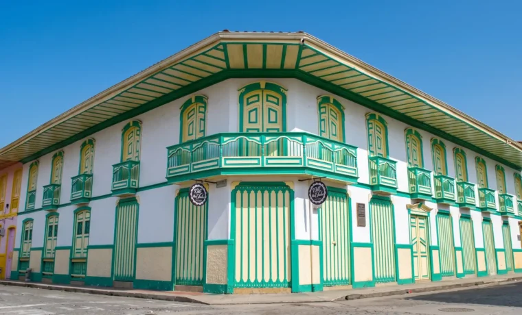 Casa de arquitectura tradicional con balcones en Calarcá, Quindío