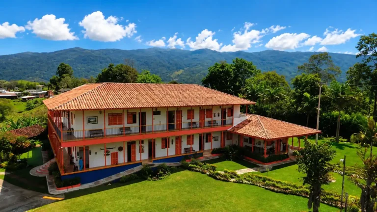 Arquitectura tradicional cafetera en Calarca para contenidos de turismo en Calarca, Quindio y el Eje Cafetero