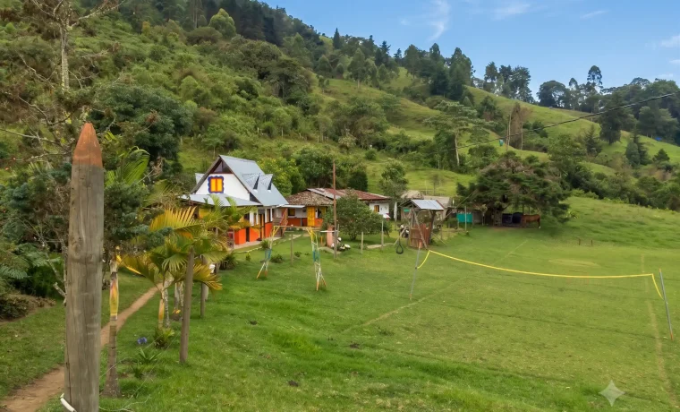 Cabañas y paisaje rural del Ecoparque Peñas Blancas en Calarcá, Quindío