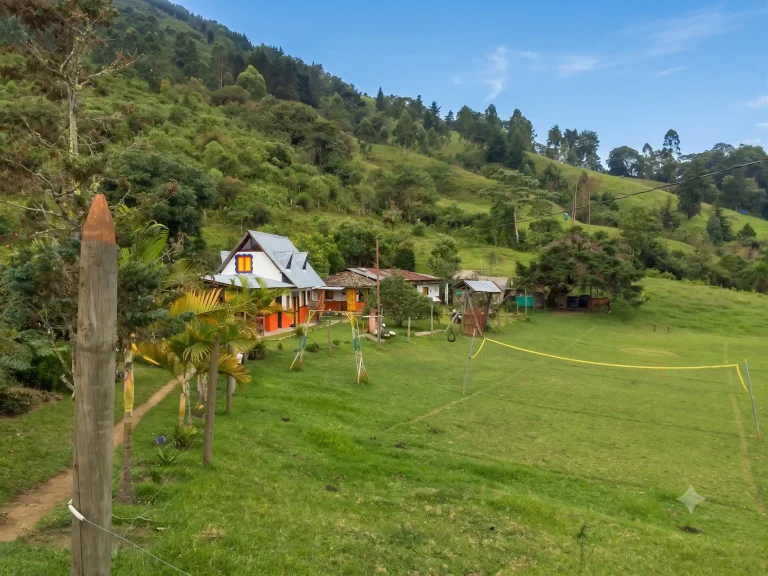 Cabañas y paisaje rural del Ecoparque Peñas Blancas en Calarcá, Quindío