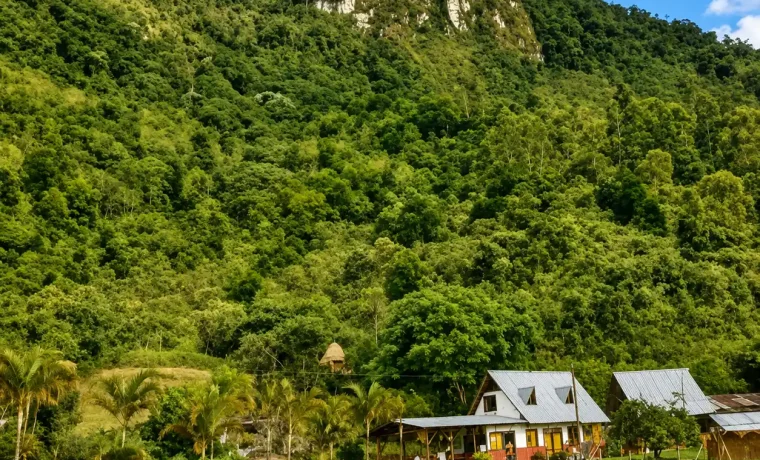 Cerro rocoso de Peñas Blancas sobre el ecoparque en Calarcá, Quindío