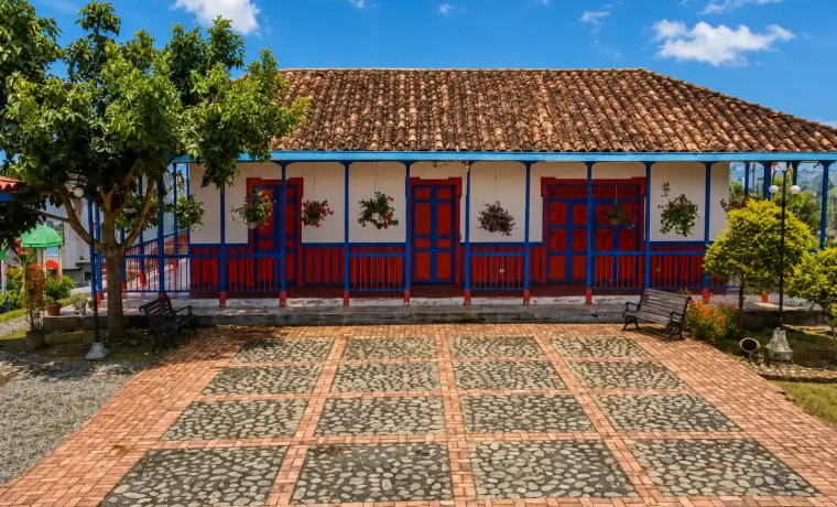 Fachada tradicional colorida de la Casa Museo Cipriano Echeverri en Circasia, Quindío