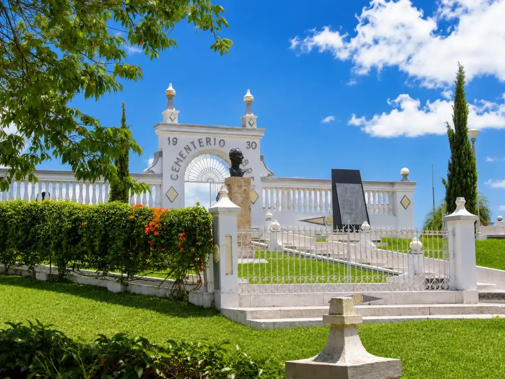 Entrada del Cementerio Libre de Circasia con jardines, monumentos y arquitectura blanca