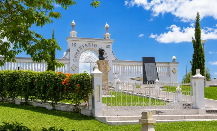 Entrada del Cementerio Libre de Circasia con jardines, monumentos y arquitectura blanca