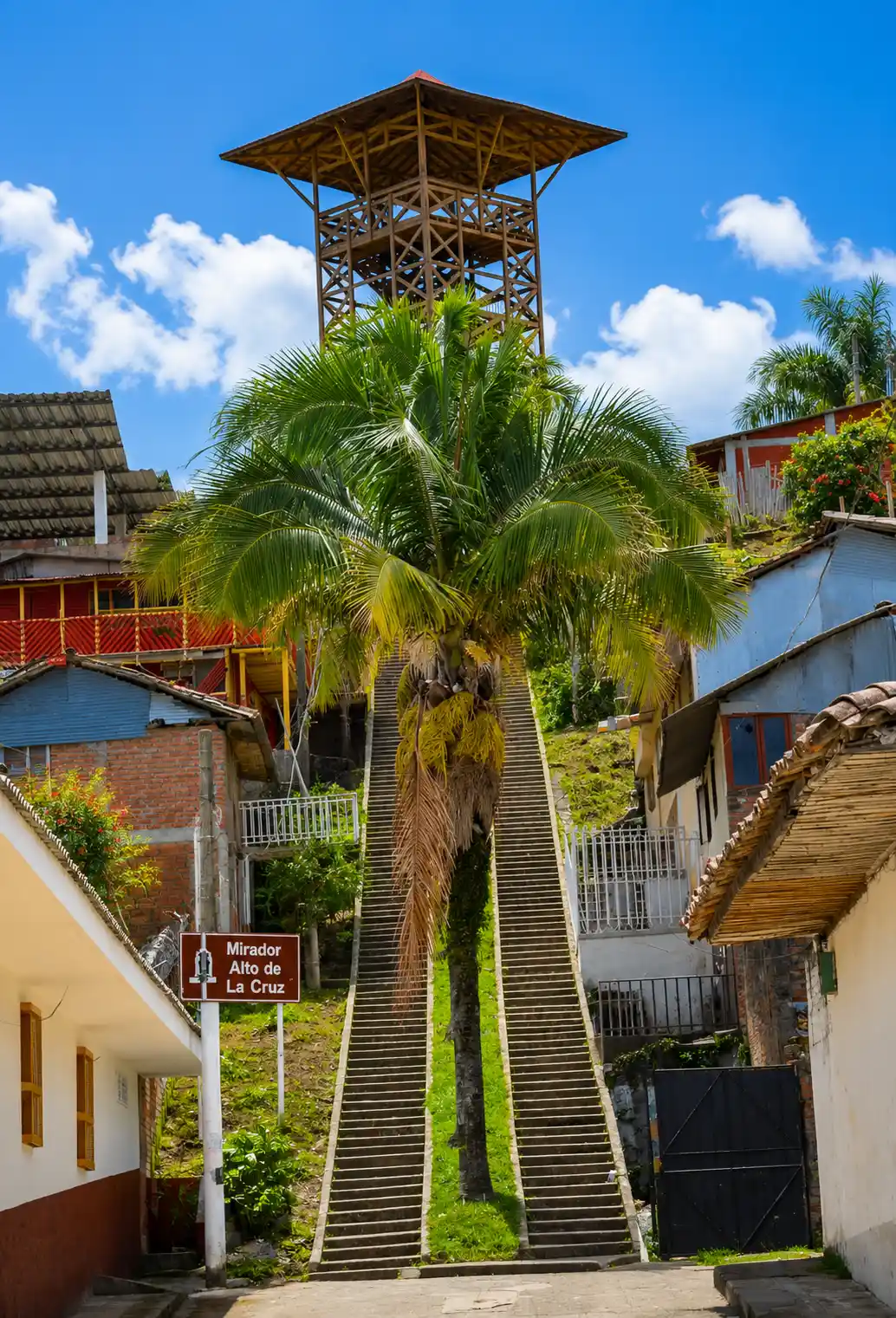 Escalinata y torre de madera del Mirador Alto de la Cruz en Circasia, Quindío