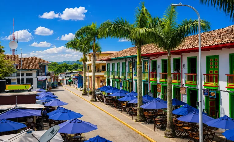 Fachadas tradicionales, palmas y terrazas junto a la plaza principal de Circasia