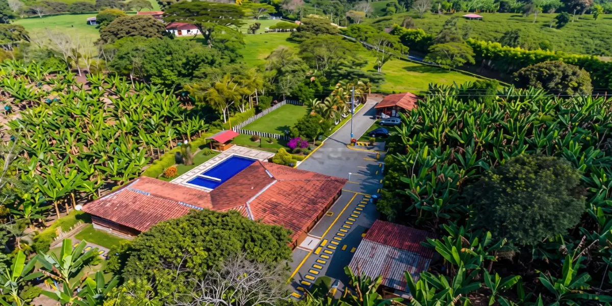 Vista aérea de una finca turística rodeada de naturaleza en Armenia, Quindío