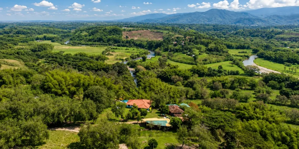 Paisaje rural con montañas, cultivos y una finca en el valle de Armenia