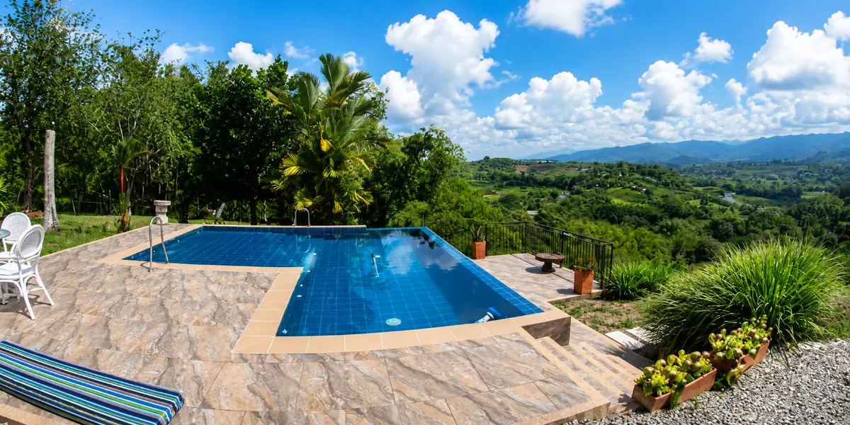 Piscina campestre con vista abierta a las montañas del Quindío
