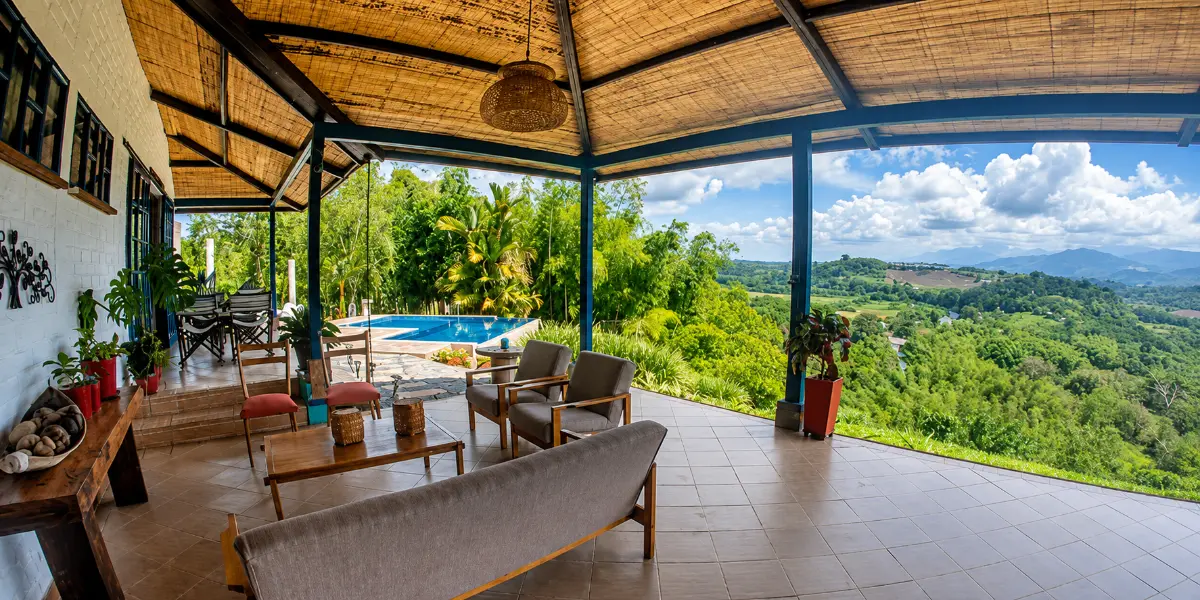 Terraza y paisaje rural de una finca en Armenia, Quindío