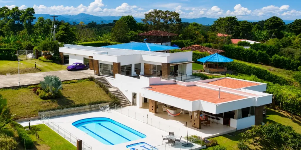 Vista aérea de una finca moderna con piscina y amplias zonas exteriores