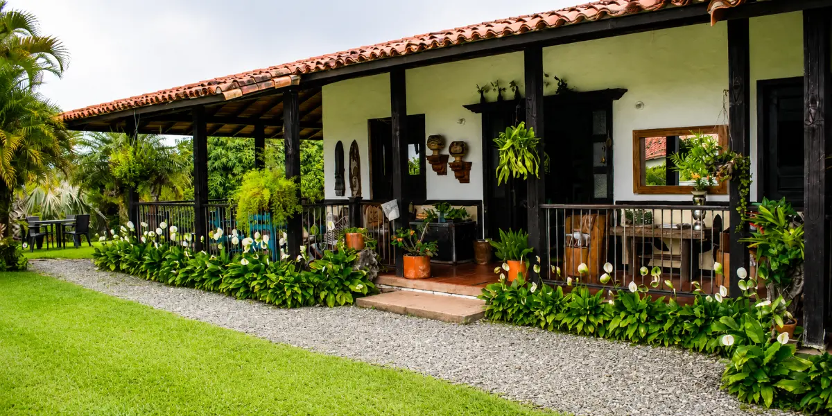 Fachada y corredor de una finca tradicional en Montenegro, Quindío