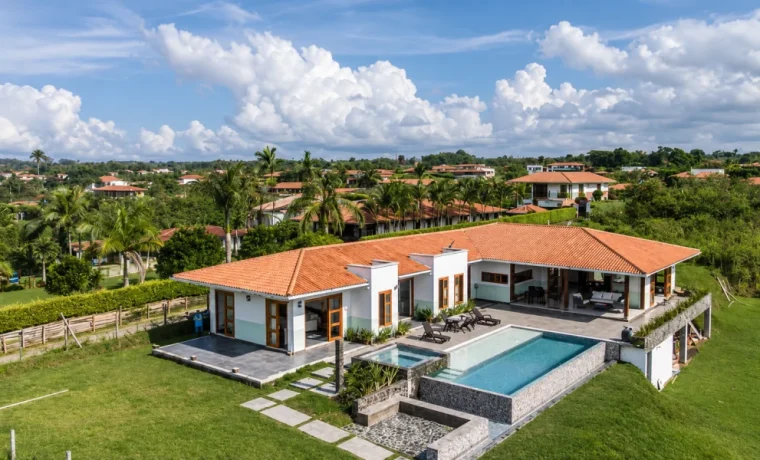 Vista aérea de una finca moderna con piscina y terrazas en Montenegro
