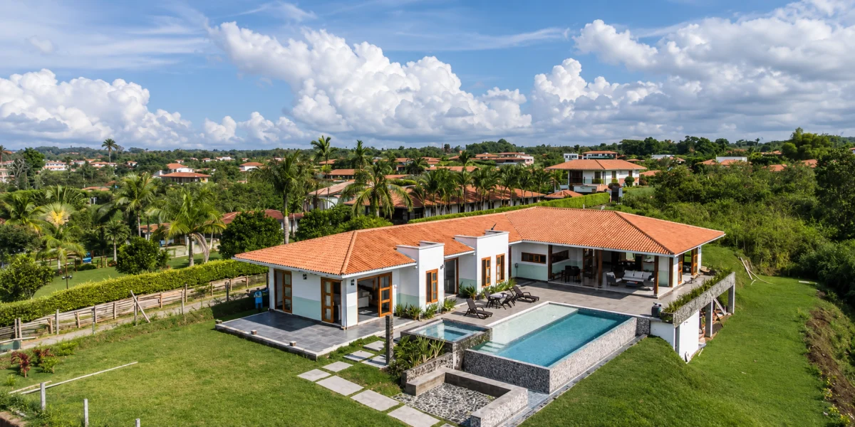 Vista aérea de una finca moderna en Montenegro, Quindío