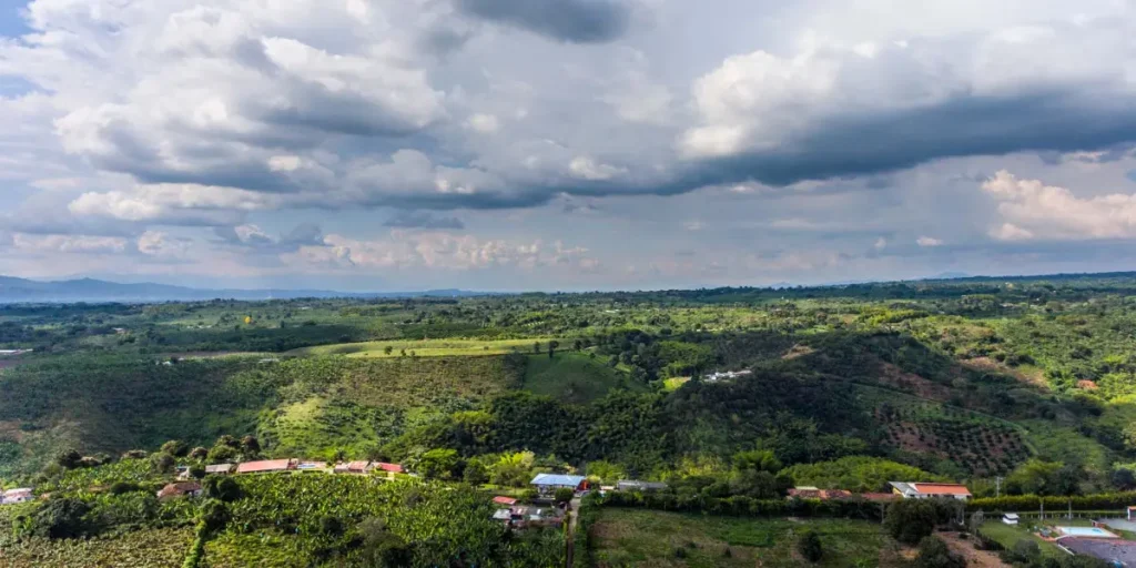 Panorámica del paisaje rural y las montañas alrededor de Montenegro