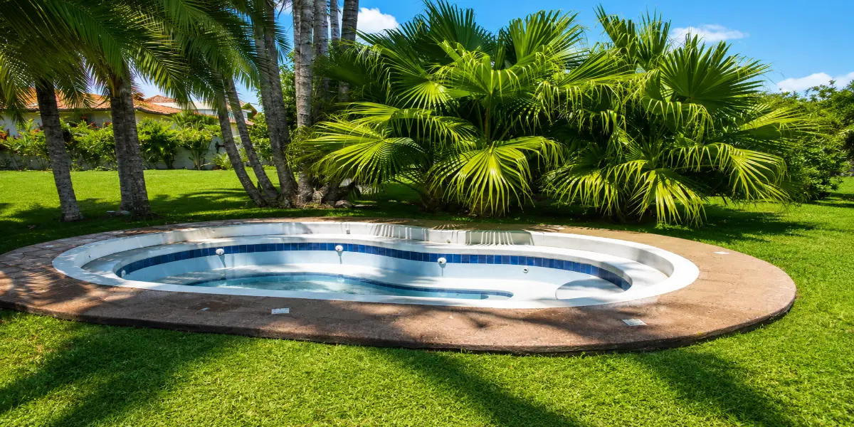 Jacuzzi rodeado de jardines en una finca de Montenegro, Quindío