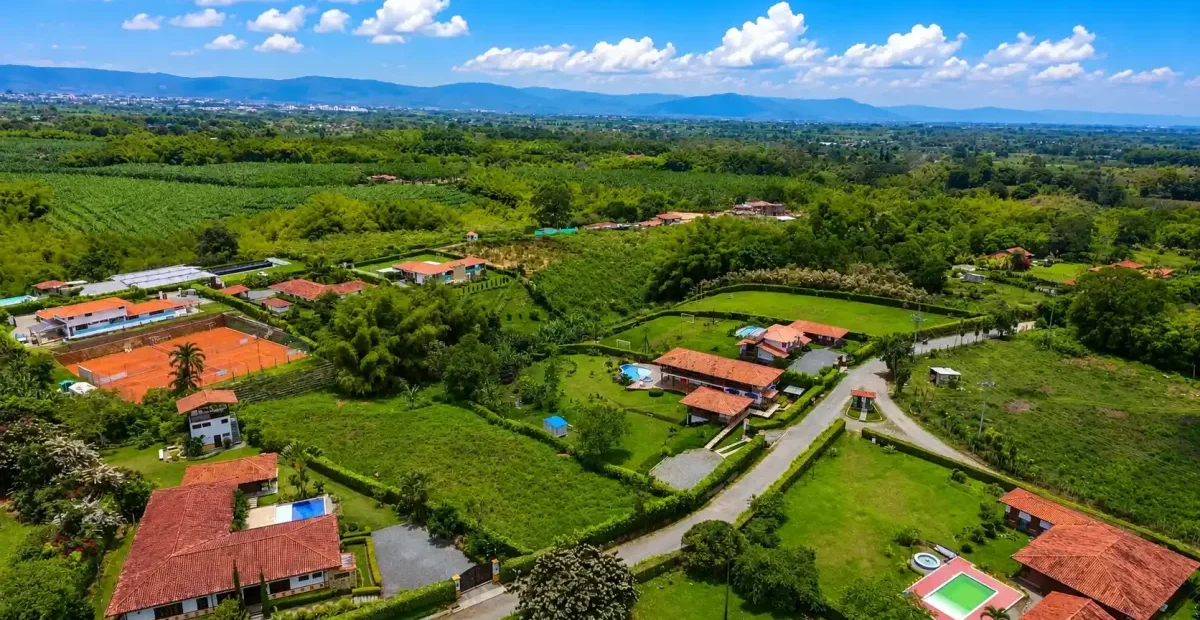 Paisaje aéreo con fincas, cultivos y zonas verdes alrededor de Montenegro