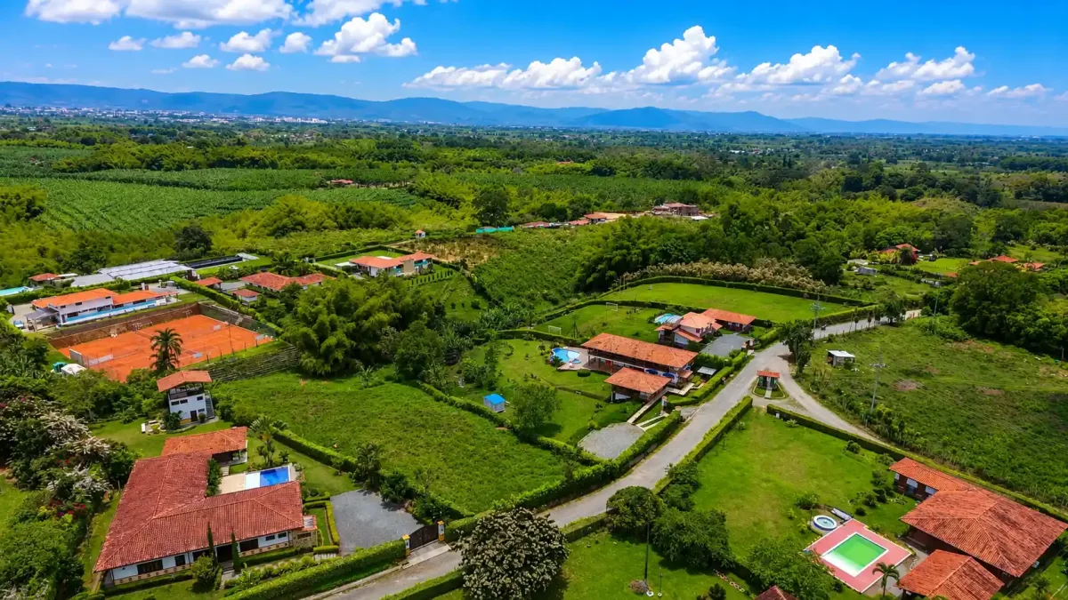 Paisaje aéreo con fincas, cultivos y zonas verdes alrededor de Montenegro