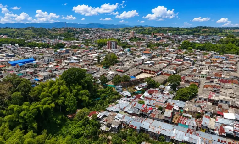 Vista aérea del casco urbano de Montenegro y sus alrededores verdes