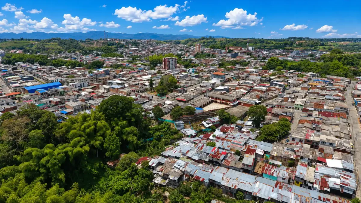 Vista aérea del casco urbano de Montenegro y sus alrededores verdes