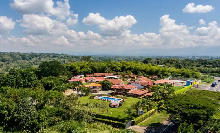 Vista aérea de una finca y su entorno verde en La Tebaida