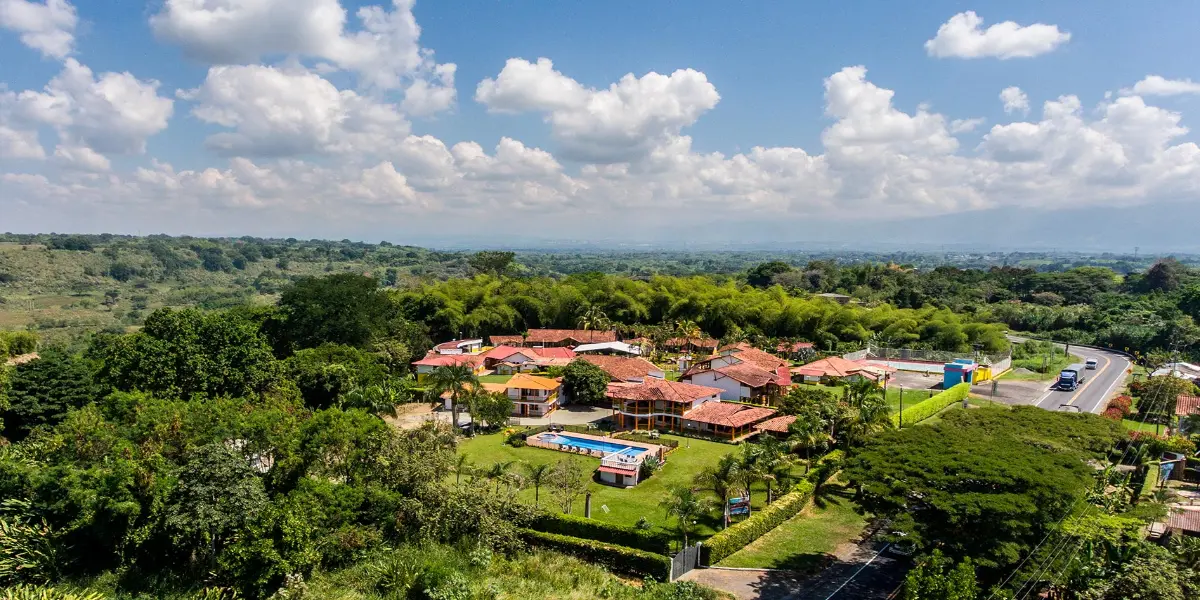Vista aérea de una finca y su entorno verde en La Tebaida