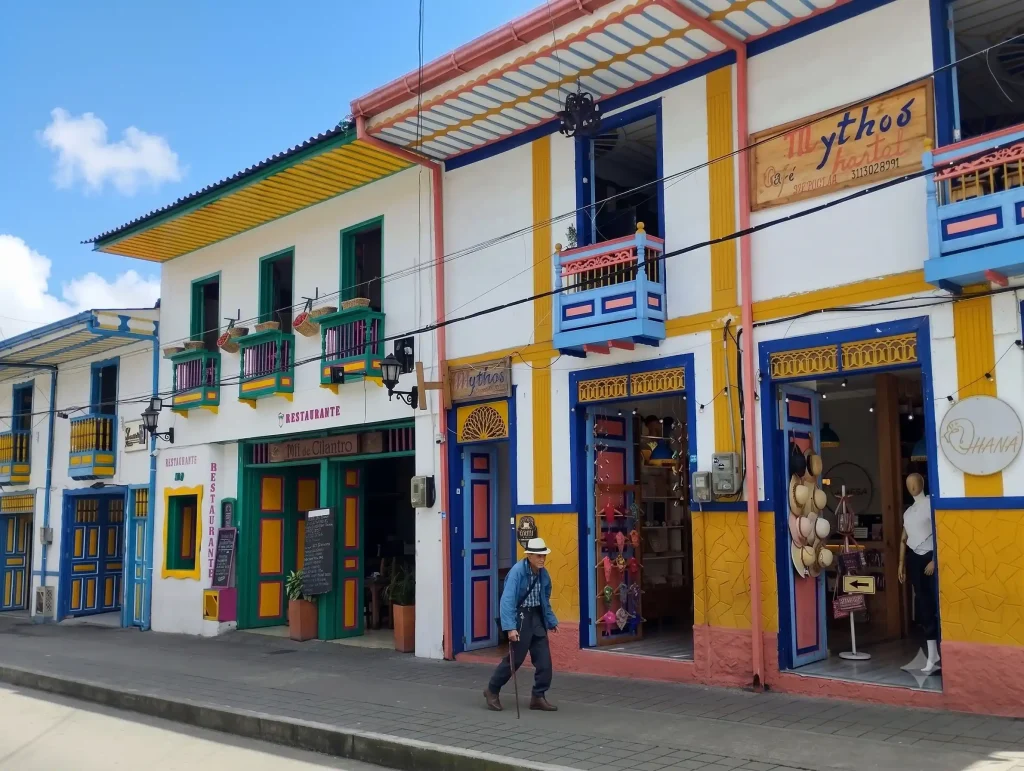 Fachadas de colores, balcones y comercios en la Calle del Tiempo Detenido de Filandia