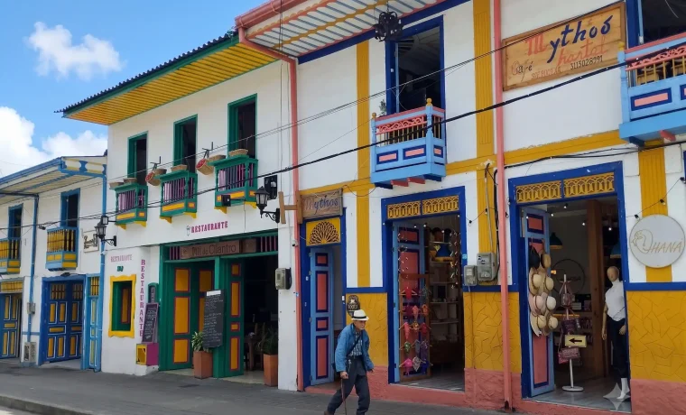 Fachadas de colores, balcones y comercios en la Calle del Tiempo Detenido de Filandia