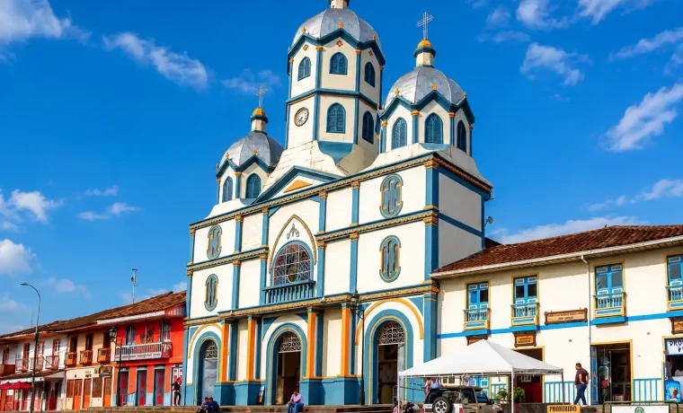 Fachada de la Iglesia Inmaculada Concepción junto a casas coloridas de Filandia, Quindío