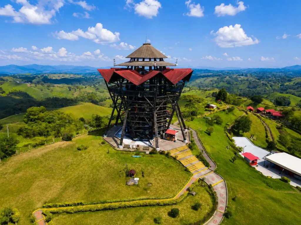 Torre de madera del Mirador Colina Iluminada rodeada por el paisaje rural de Filandia
